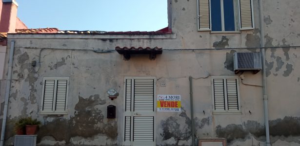 Gonnesa – Appartamento Via Gramsci mq. 159 con Magazzini e Cortile