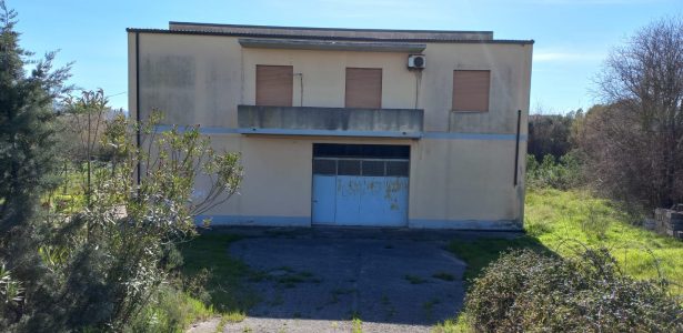 Domusnovas – Villetta Strada Provinciale 86 mq. 195 + Locale Garage 224 mq. e Terreno